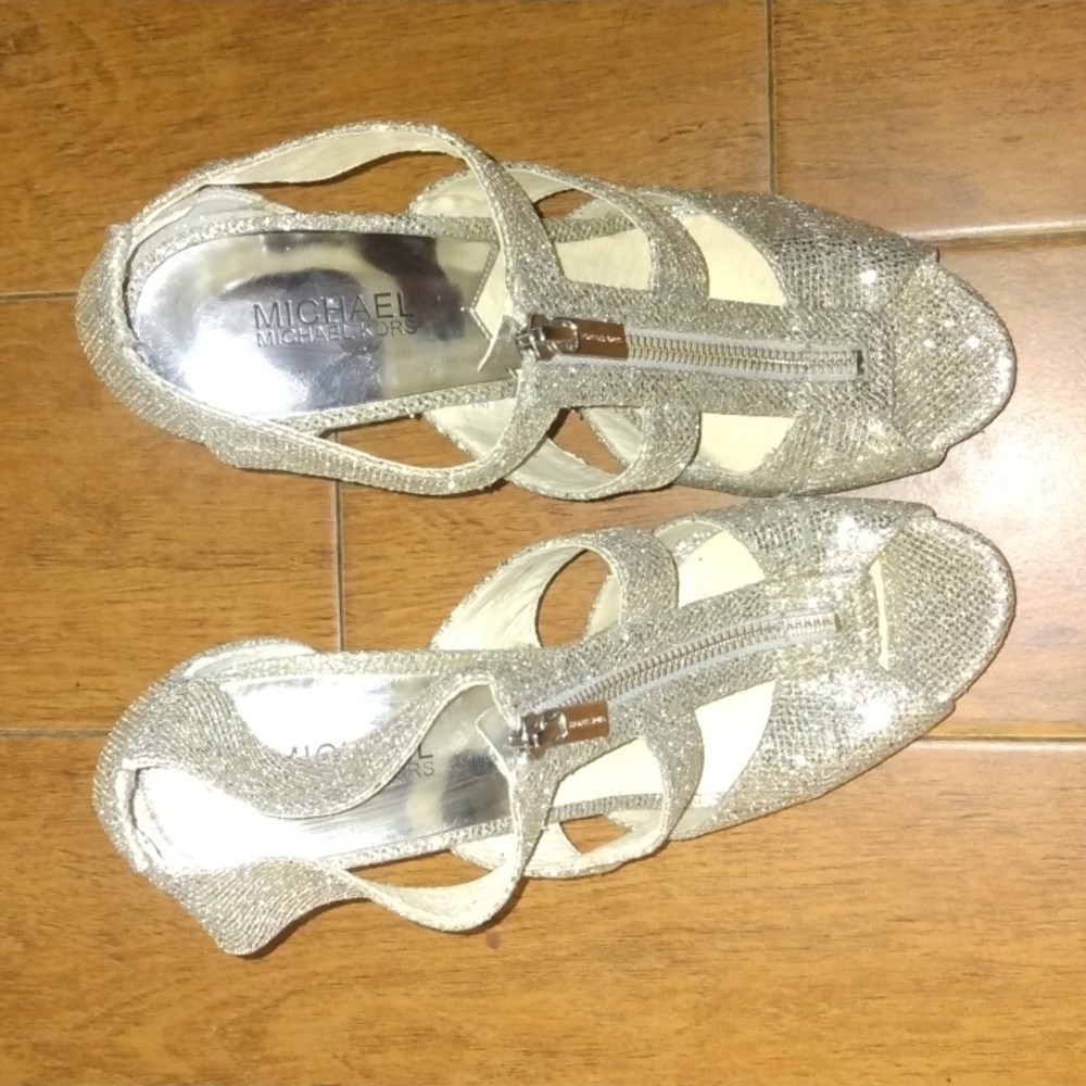 Michael Kors Size 9.5 Berkley T-Strap Silver Glitters Heeled Sandals